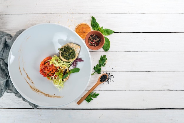 Talerz z kolorowym daniem